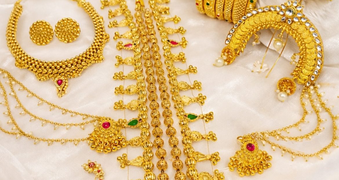 Your Wedding Style with Traditional Ear Chain and Bridal Jewellery Set