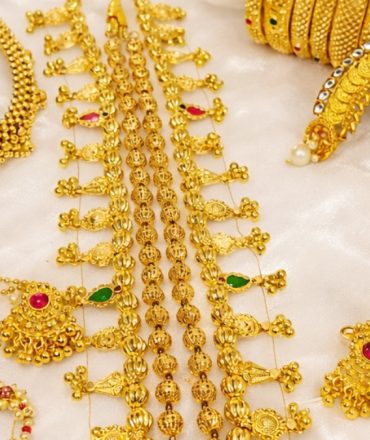Your Wedding Style with Traditional Ear Chain and Bridal Jewellery Set
