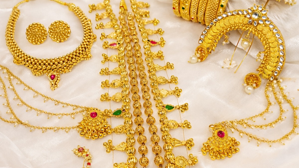 Your Wedding Style with Traditional Ear Chain and Bridal Jewellery Set